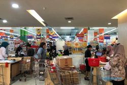 Pusat Perbelanjaan di Solo Diserbu Pembeli, Roti Kering Laris Manis