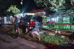 Disundul Kendaraan Lain, Mobil Nangkring di Trotoar Jalan Jogja-Solo Klaten