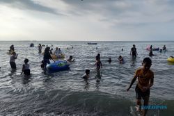 Libur Lebaran, Pantai Ngebum Kendal Diserbu Ribuan Pemudik Luar Jawa