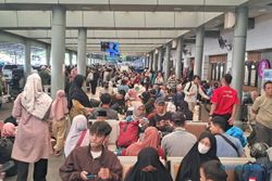 H-3 Lebaran 2024, Ribuan Pemudik Padati Stasiun Pasar Senen Jakarta