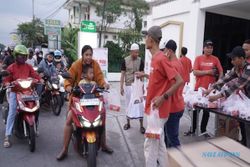 ITS PKU Muhammadiyah Surakarta Bagikan Ratusan Takjil Buka Puasa di Karanganyar