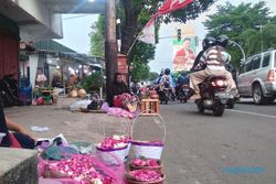 Pedagang Bunga Tabur di Pasar Ir. Soekarno Sukoharjo Panen Cuan saat Lebaran