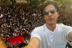 Shah Rukh Khan Sapa Penggemar saat Hari Raya Idulfitri