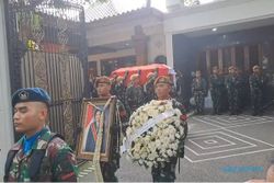 Pemakaman Mooryati Soedibyo Pakai Upacara Militer