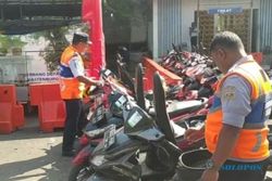 Terminal Tirtonadi Berangkatkan Truk Angkut Sepeda Motor Pemudik Balik Jakarta