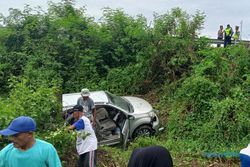 Sopir Diduga Mengantuk, Sebuah Mobil Terperosok Keluar Tol Semarang-Solo