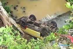 Ugal-ugalan, Truk Alami Kecelakaan & Terjun ke Sungai Magetan, Sopir Luka-luka