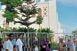 Berbaur dengan Ribuan Jemaah, Para Pemudik Ikuti Salat Id di Masjid Zayed Solo