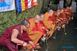 Puluhan Biksu Ambil Air Berkah Waisak di Umbul Jumprit Temanggung