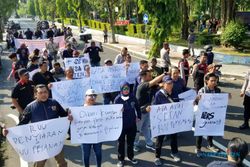 Tolak Revisi UU Penyiaran, Puluhan Jurnalis di Ngawi Lakukan Aksi Jalan Mundur