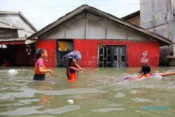 Banjir Rob Rendam Permukiman Warga di Medan Sumut
