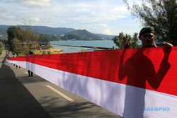 Rekor Muri Pembentangan Bendera Merah Putih Sepanjang 10 Km di Jayapura