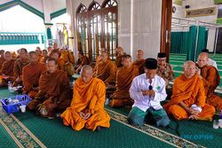 Momen Rombongan Biksu Thudong Singgah di Masjid Temanggung