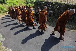 40 Biksu Thudong Mulai Berjalan Kaki dari Semarang Menuju Candi Borobudur