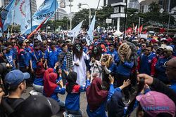 Aksi Damai Ribuan Buruh Peringati May Day di Patung Kuda Jakarta