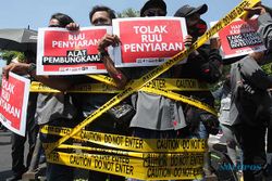 Jurnalis di Surabaya Aksi Turun ke Jalan Tolak RUU Penyiaran