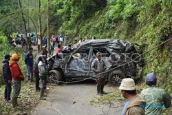 Fakta Kecelakaan Maut di Bromo: Sebelum Terjun ke Jurang, Mobil Tabrak Tebing
