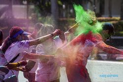 Keseruan Perang Bubuk Warna-warni di Festival Holi Batam