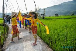 Atraksi Budaya Sunda Semarakkan Festival Sawah di Sumedang