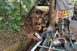 Truk Angkut Kunyit Tabrak Pohon di JLS Salatiga, Begini Kronologi dari Sopir