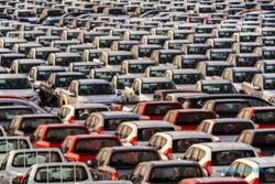 Pasar Lesu, Mobil Listrik Cina Menumpuk di Pelabuhan Eropa