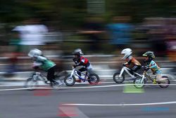 Potret Aksi Anak-anak Latihan Balap Sepeda Pushbike di Stadion Manahan Solo
