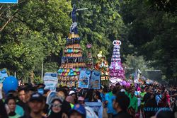 Arak-arakan Puluhan Gunungan Meriahkan Parade Solo Great Sale 2024 di CFD Solo