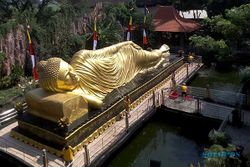 Tradisi Pembersihan Patung Buddha Tidur di Mojokerto Jelang Waisak