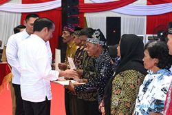 Didampingi AHY, Jokowi Serahkan 10.323 Sertifikat Tanah ke Warga Banyuwangi