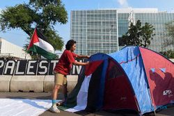 Aksi Solidaritas untuk Palestina, Massa Dirikan Tenda di Depan Kedubes AS