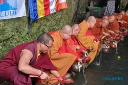 Jelang Hari Raya Waisak, Puluhan Biksu Ambil Air Bekah di Umbul Jumprit