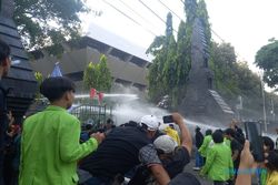 Demo Hari Buruh di DPRD Jateng Diwarnai Kericuhan, Sejumlah Mahasiswa Terluka