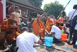 Singgah di Ungaran, 43 Bhikkhu Thudong Disambut Ratusan Umat Buddha
