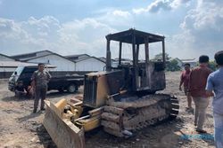 Diduga Sakit Hati, Pria Colomadu Bakar Bulldozer di Proyek Gedung Boyolali