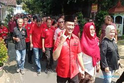 Diantar Seratusan Kader PDIP, Her Suprabu Daftar Bakal Cawali Solo 2024