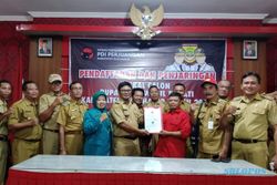 Diantar Belasan Kades, Bambang Minarno Kembalikan Formulir ke PDIP Sukoharjo
