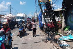 Truk Molen Alami Rem Blong di Semarang, Seruduk Mobil hingga Pagar Minimarket