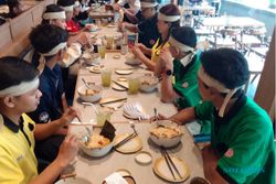 Mangano Sushi Solo Baru Gelar Lomba Makan Ramen, Rekor Tercepat 39 Detik