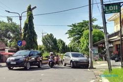 Usai Tabrak Tiang di Jalanan Magetan, Pengemudi Mobil Langsung Kabur