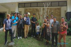 Penanaman Dua Pohon Kamboja, Simbol Persahabatan UKSW dan Rekan Media