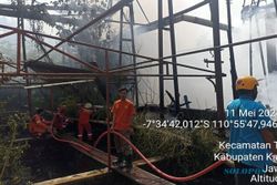 Rongsokan Pipa di PG Tasikmadu Karanganyar Terbakar
