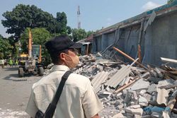 Berdiri di Lahan Fasum,Bangunan Milik Oknum Dosen di Ngaliyan Dibongkar Petugas