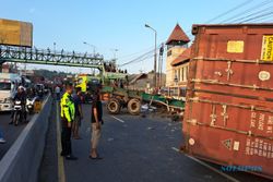 Truk Kontainer Seruduk Truk Marmer di Bawen Semarang, 1 Orang Meninggal