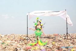 Kreatif! Peringati HLH, Siswi Berkostum Daur Ulang Sampah Mejeng di TPA Kaliabu