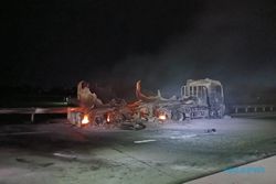 Tinggal Kerangka, Truk Tangki BBM Terbakar di Tol Ngawi Berhasil Dipadamkan