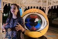Aktris Raline Shah Terpesona Karya Patung di Pracima Tuin Mangkunegaran Solo