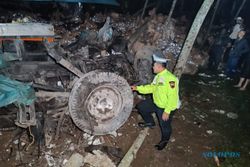 Rem Blong, Truk Boks Muatan Infus Tabrak Median Jalan dan Pohon di JLS Salatiga