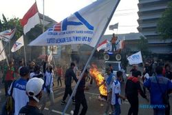 Buruh Demo Tolak Tapera, Bakar Ban di Depan Kantor Gubernur Jateng