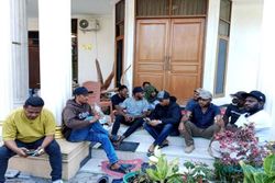 Dijaga TNI-Polri, Warga Papua Tak Beranjak dari Rumah Investor Tambang Salatiga