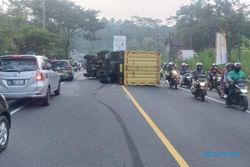 Kecelakaan Truk Vs Mobil di Jalan Solo-Semarang Boyolali, Truk sampai Terguling